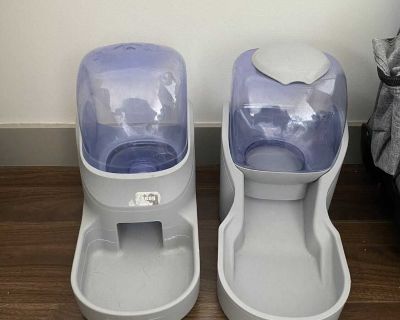 Pet food dispenser