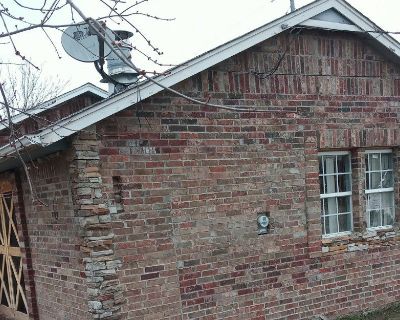 Brick houses mailboxes steps driveways outdoor kitchen Arch brickwork I also do tuck point work. Framing and tile work, we also do roof, driveways, wood fence, brick fence, we also raise your floors, give us a call let's build our community back one hours at a time three bedroom home  starts at 3500  to be brick  a two-story home  Starship  5500 plus step and mailbox included free estimate givi...