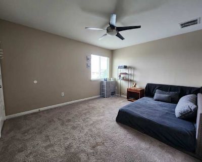 Private room with shared bathroom in a Townhouse with 2 roomies