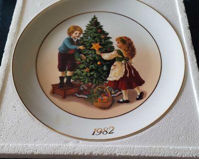 Vintage 1982 Christmas Plate