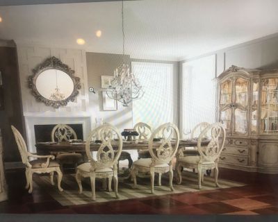 Coordinating like new American Drew Living and dining room sets