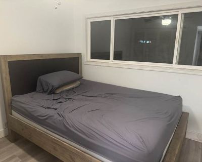 Available on: now. Furnished. Parking available * Internet included * Students welcome * 40+ years welcome. 1 Bedroom available in a 3 bedroom 2 bath home. Private pool in the backyard. Bedroom comes with a queen size bed and ceiling fan. Views of Koko Head from the house, and shared living room, kitchen, and pool room.. Rent $1,400 per month Bills Included Security deposit $1,400 Property type...