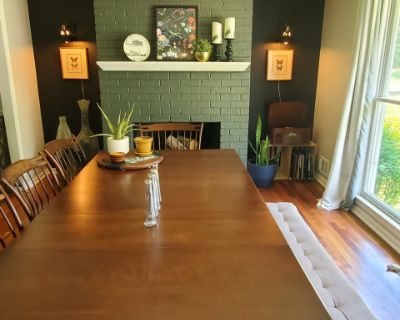 Large Dining with Lots of Natural Light, Stone Mountain, GA