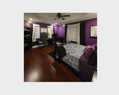 From 25 to 65 years old. House. 4 bedrooms total. 2 bedrooms available (Single Room). 4 bathrooms. 3 months minimum stay. Available now. Furnished . Garden . Parking . Private bath . Terrace/ Balcony . TV . Wifi .. Private entrance into a spacious suite with its own bedroom and bathroom. Utilities + high-speed WiFi included no surprise bills. Access to a full kitchen/living area/dining room and...