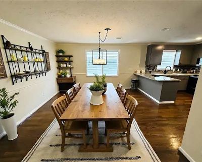 Private room with shared bathroom in a House with 8 roomies, Dunean, SC 29605