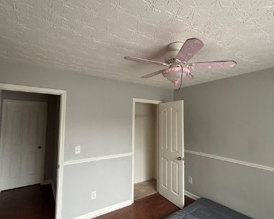 Cozy Room in Laid-Back Home All Utilities & Amenities Included!Hey there! Weve got a room opening up in our friendly, laid-back house, and were on the lookout for a like-minded roommate to join us. If youre someone who appreciates a chill environment, works hard, and enjoys a space where you can unwind, save money, and feel right at home, this might be the perfect spot for you!About the Space: ...