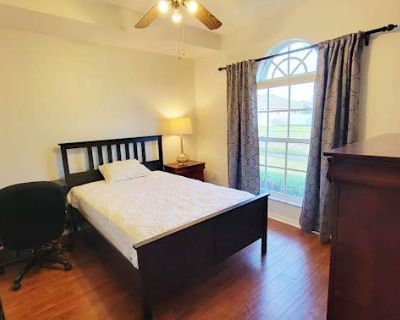 Private room with shared bathroom in a House with 1 roomie