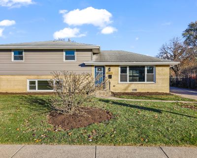 3 Bedroom 3BA 1800 ft Single Family House For Sale in Burbank, IL