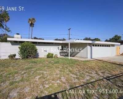 3 Bedroom 2BA 1261 ft Pet-Friendly Single-family home For Rent in Riverside, CA