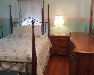 Available on: now. Furnished. Parking available * Internet included * Students welcome * 40+ years welcome Joseph will require background checks for this room Learn more. Direct offer from Landlord of furnished Master bedroom in 2-story Home. Located in quiet Norwood MA 02062, a central spot in the Greater Boston area. Ample Bedroom, fully furnished, spatious mirror-door closet, optional comput...