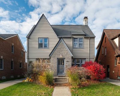 3 Bedroom 1BA 1679 ft Single Family House For Sale in Grosse Pointe Farms, MI