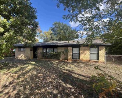 3 Bedroom 2BA 1604 ft Furnished Apartment For Rent in Tyler, TX