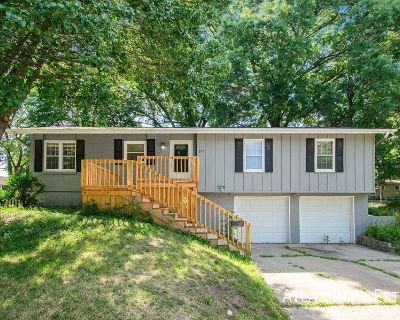 625 NW Kay Drive. Limited-time offer! Get your choice of a free TV or iPad (a $300 value) or enjoy a $300 credit upfront when you move in by 11/15 Hannah Erickson 480-351-3108 hannah.erickson@realatlas.com www.realatlas.com Meet Romeo, our PM team mascot! He is such a good boy! For every lease signed in the next two weeks, he gets a treat! Don t rent from Wall Street rent from Atlas where you a...