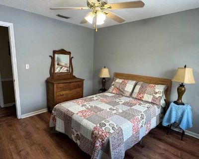 Private room with shared bathroom in a House with 1 roomie, Lake Park, GA 31636