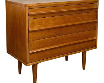 1970s Minimal Chest of Drawers With Sculpted Pulls