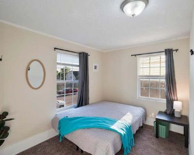 Available on: now. Furnished. Parking available * Internet included * LGBTQ+ friendly * Students welcome * 40+ years welcome PadSplit will require background checks for this room Learn more. Private Rooms in Comfortable & newly-renovated Baytown House, starting from $150/week, all utilities and Wifi included. Enjoy living in a homey House. This comfortable home is decorated with modern touches ...