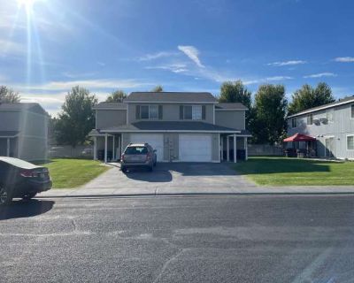 3 Bedroom 2.5BA 0 ft Apartment For Rent in Moses Lake, WA