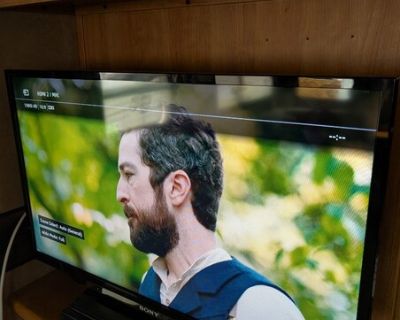 Sony 32-in TV with remote like new