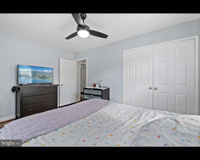 Available on: now. Unfurnished. Parking available * Internet included Dan will require background checks for this room Learn more. 1 bedroom 1 shared bathroom. Shared kitchen and common spaces. All utilities and internet included for 1 person only. $900 per month and $900 for security deposit.. Rent $900 per month Bills Included Security deposit $900 Property type House Room furnishing Unfurnis...