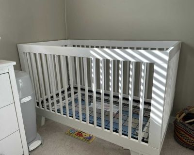White crib with mattress