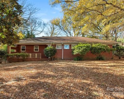 3 Bedroom 1BA 1412 ft Single Family Home For Sale in Charlotte, NC