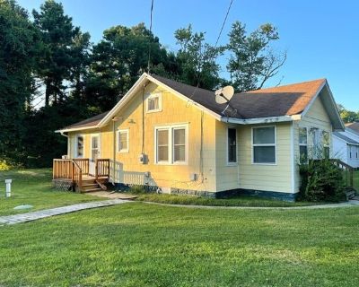 4341 Chicken City Rd. Island rental located on corner of Church St and Chicken City Road...easy to get to everything on and off the Island! Horseshoe driveway with wood walkway to enter side door into kitchen with double sink and lots of light, washer and dryer. Spacious living room with built in shelves that leads to front sun room with tile floor, beachy cute color and makes a great sitting a...