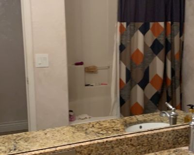 I am looking to split rent with someone for three months only 
Must be clean has a job no pets 
Very nice amenities near the bay