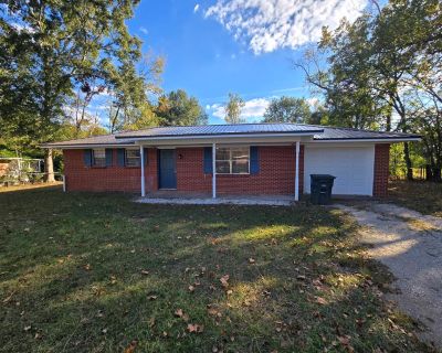 2 Bedroom 2BA 1325 ft Single Family House For Rent in Dothan, AL