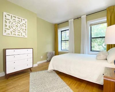 Available on: december 1. Furnished. Internet included * LGBTQ+ friendly * Students welcome. Nostrand Ave #118 Furnished room, closet, tons of natural light, dishwasher, washer/dryer in unit. Furniture included: bed, mattress, dresser, nightstand, curtains, lamp, closet/wardrobe One person for the room, young professional, no pets, no couples. Roommates between 24 - 32 years old Utilities are $...