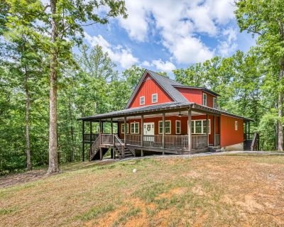 This listing is a mid term rental (30 days or longer) on https://homads.com/. Discover the beauty of Lanexa from this 4-bedroom waterfront homestead. This peaceful retreat offers 1 king bed, 2 queen beds, and 1 child bed, ensuring a tremendous nights sleep for all guests. With heating, AC, WiFi, and a dryer/washing machine available, your stay will be cool and convenient. Three bathrooms with s...