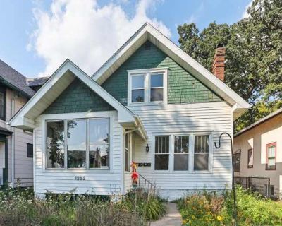 1 Bedroom 1BA 850 ft Pet-Friendly Apartment For Rent in St. Paul, MN