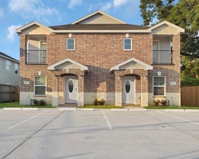 2 Bedroom 2BA 1408 ft Multi-Family For Rent in Houston, TX