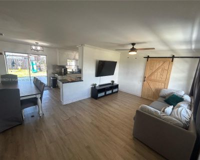 3 Bedroom 2BA 1153 ft Single Family Home For Rent in Sunrise, FL