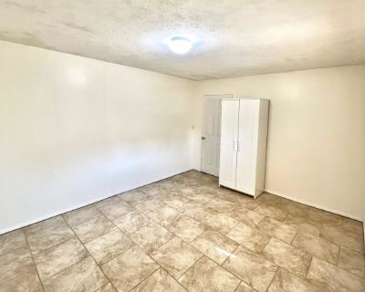 3 Bedroom 2BA 1000 ft House For Rent in Green Acres, CA