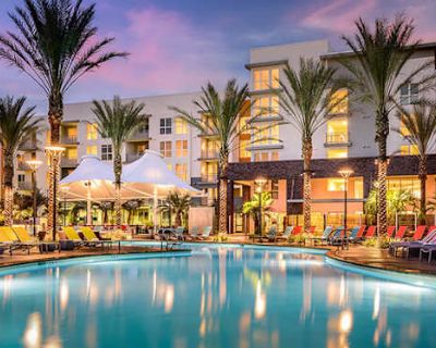 Private room with shared bathroom in an apartment with 2 roomies