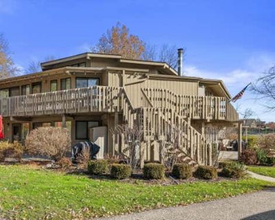 2 Bedroom 1BA 985 ft Condominium For Sale in FONTANA, WI