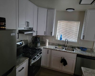 Available on: now. Furnished. Parking available * Students welcome Spencer will require background checks for this room Learn more. Room available in nice 3BR house $825/mo, garage + washer/dryer I m looking for someone to take over my private bedroom in a comfortable 3-bedroom apartment. I m still on the lease, so the new roommate will need to be approved by the landlord and current roommate. ...