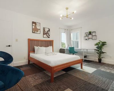 Total rooms: 2. Deposit: $400.00 * Utilities included?: Yes * Fees apply?: No. References are not required. No preference. Smoking is allowed. Not for couples. Furnishings: Furnished * Parking: Yes * Garage: Yes * Yard/patio: No * Balcony/roof terrace: No * Disabled access: No * Living room: shared * Broadband included: Yes. Availability Available Now Minimum term 1 month Maximum term 36 months...