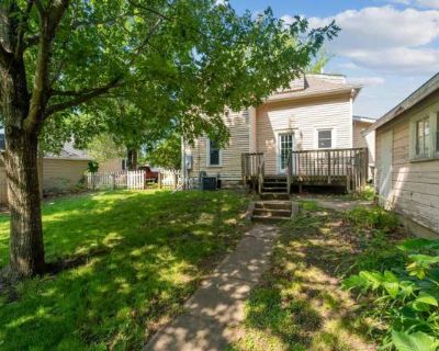 4 Bedroom 2BA 1229 ft Pet-Friendly Apartment For Rent in Cedar Falls, IA