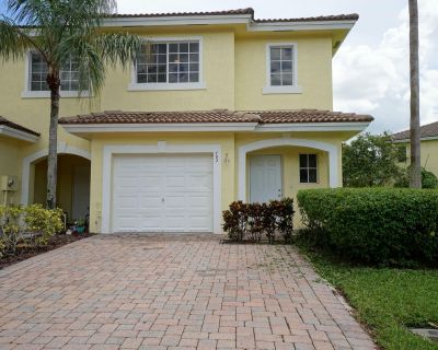 3 Bedroom 2BA 1665 ft Apartment For Rent in West Palm Beach, FL
