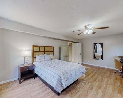 Available on: now. Furnished. Parking available * Internet included * LGBTQ+ friendly * Students welcome * 40+ years welcome PadSplit will require background checks for this room Learn more. Private Rooms in Beautiful & modern Toccoa House, starting from $155/week, all utilities and Wifi included. Move into a cozy House today! With fiber high speed internet on a quiet street, this is the perfec...