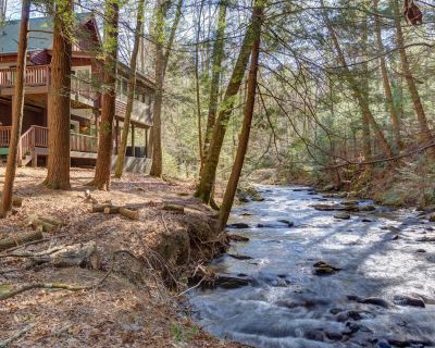 3 Bedroom 2.5BA Pet-Friendly Cabin Vacation Rental in Creek Haven, Ellijay, GA