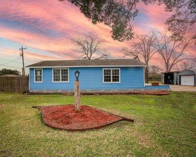 1 Bedroom 1BA 1170 ft Condo For Rent in Angleton, TX