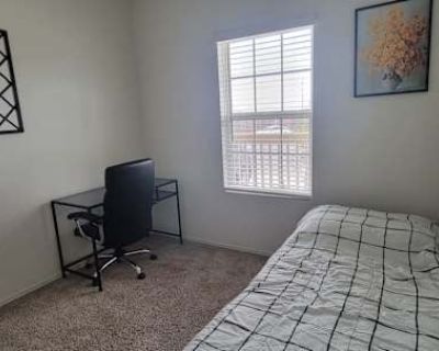 Private room with shared bathroom in a House with 2 roomies