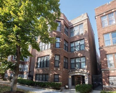 1216 E Hyde Park Blvd Unit 4S. Welcome to this exquisite 4bed/3bath top floor condo located on beautiful tree lined Hyde Park Blvd and the peaceful Madison Park right out your back door. This spacious top floor condo has a open and flexible floor plan perfect for entertaining, a large sun drenched living room and ample space for a large dining room table. Gourmet kitchen comes equipped with sta...