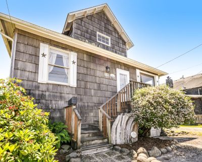 3 Bedroom 2BA House Vacation Rental in Steps to the Prom Cottage, Seaside, OR