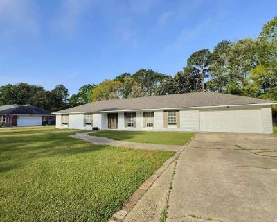 3 Bedroom 2BA 2042 ft Pet-Friendly Apartment For Rent in Jackson County, MS