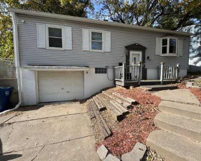 3 Bedroom 2BA 1607 ft Pet-Friendly Apartment For Rent in Bettendorf, IA