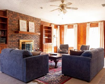 $600 - Room for rent in a house near universities & Lake.