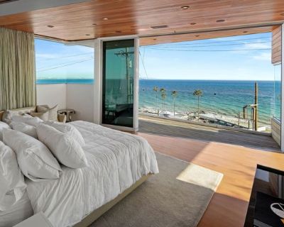 Castellammare Drive. By the award-winning PAA Studio, this architectural offers explosive panoramic ocean coastline views from nearly every room. Upon entry, guests are greeted by an open great room and modern chef's kitchen featuring Miele Sub-Zero appliances, stone counters, and a large center island. Floor- to-ceiling glass doors give way to an enormous deck/lounge overlooking the glorious S...